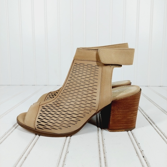 Vince Camuto Lavette Tan Leather Perforated Peep Toe Bootie B104 - Picture 1 of 13